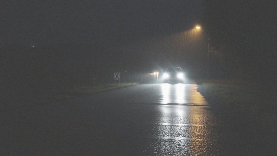 Jakie są związki między wydajnością świetlną a bezpieczeństwem na drodze?